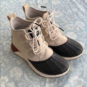 Excellent condition Sorel Women's Out 'N About III Waterproof Boot